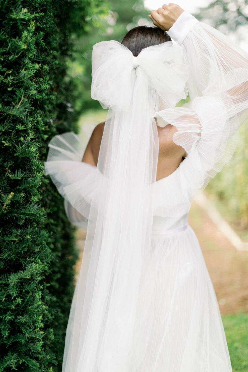 https://offbeatwed.com/wp-content/uploads/2021/04/bridal-wedding-veil-bow-on-offbeat-bride-800x1201.jpg