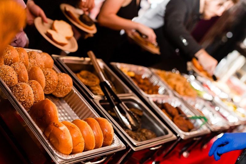 server burgers at wedding on offbeat bride