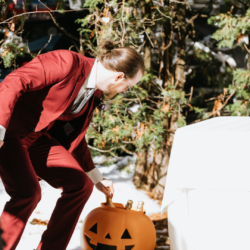 Rustic Fall Halloween Spooky Wedding Photography by Jocelyn Vassos47 - Rustic fall meets spooky in this COVID-safe Halloween wedding Rustic Fall Halloween Spooky Wedding Photography by Jocelyn Vassos47
