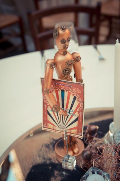 A little movable statue coloured in copper with small golden gears.