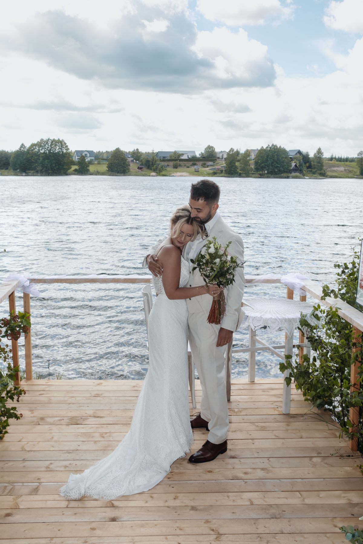 Bread and salt: a Polish wedding tradition meets lakeside DIY magic