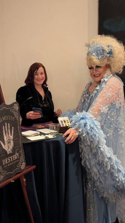 Bold people get Tarot Readings - Handy Entertainment